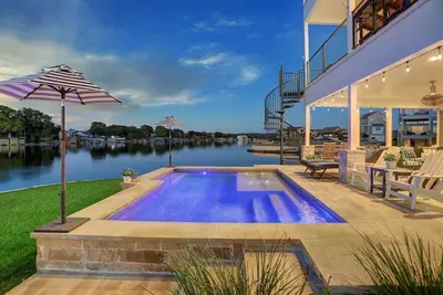 Image de Private Pool, Elevator, Kayaks, Pickleball, Golf, Covered Boat Slip, Fishing!