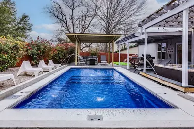 Image de Domain🏰 Heated Pool 🩱 Hot Tub🌊Foosball⚽ Arcade🎮 4br🏠 9Beds👨‍👩‍👦‍👦