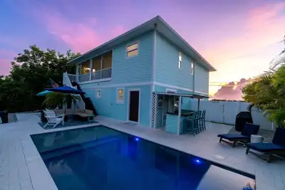 Image de Paradise Found ~ Waterfront Pool Home, 50' Dock, Kayaks & Bikes