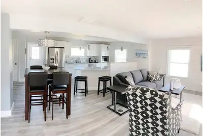 Image de Beautiful New Lake House on Lake Erie.