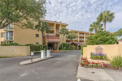 Image de Beautifully decorated three bedroom three bath ocean front condominium.