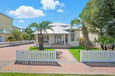 Image de Crystal Shores Crystal Cottage | Free WiFi | Pet-Friendly | Walk to beach