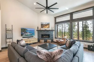 Image de Gezellig House, Lake Tahoe Luxury Schaffer's Mill Home with Private Hot Tub!
