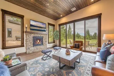 Image de Cozy Corrie Chalet at Schaffer's Mill. Ski & Club Amenities near Lake Tahoe!
