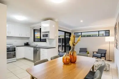 Image de Indah is a well-proportioned residence provides the perfect single-level home.