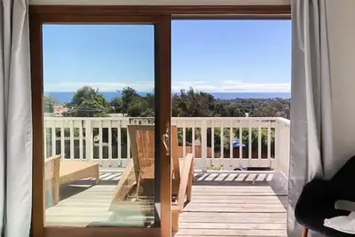 Image de 30% Off Now! ! Malibu Ocean View Farmhouse, King bed, Hot Tub, min to Beach