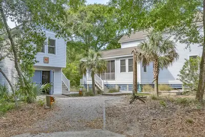 Image de Four bedroom home with private crofter located in the heart of the island close to amenities.