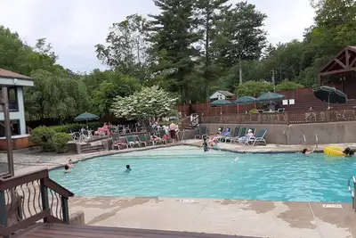 Image de White mountain retreat pools, Tennis, Pickleball basketball, pond hiking