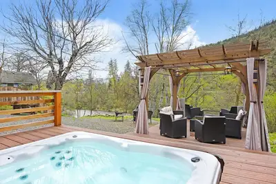 Image de The Sleepy Canoe - A Cozy River front house near everything in Southern Oregon
