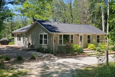 Image de Tranquil Cottage in the Woods with Lake Michigan only 300 feet away.