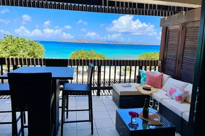 Image de Renovated Beachfront Penthouse on Sapphire Beach with washing machine and dryer.