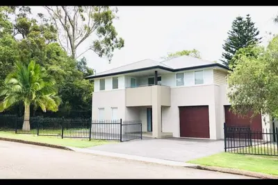 Image de Large 6 bed home, walk to water, restaurants, pub, club, coffee, use of kayaks.