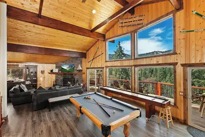 Image de Bear View Lodge by Destination Big Bear : Breathtaking Panoramic Bear Mountain Views! Pool Table! Shuffleboard!