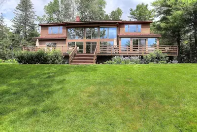 Image de Evergreen Shore | Spacious Family Retreat w\/ Flat Lawn & Stunning Lake Views