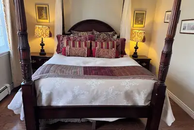 Image de Timeless Elegance Embellished Mahogany Canopy Beds