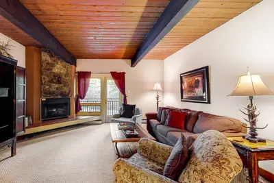 Image de Ski-In/Ski-Out Condo w/ Gas Fireplace, WiFi, Balcony & Shared Hot Tub/Grill