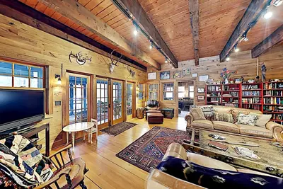 Image de Rustic Elegance Beautiful cabin with screen porch on clear, private lake