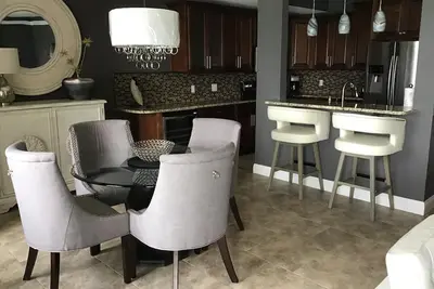 Image de Lakefront condo --2br/2Bath Sleeps 4 Private beach and lake front balcony