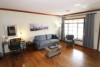 Image de Tulsa home conveniently by Brookside and Riverside with large fenced backyard