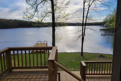 Image de Retreat Cabin in Southern Illinois on Lakefront with an Outdoor Hot Tub