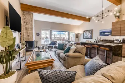 Image de Contemporary Dog-Friendly Retreat w/ Sauna, Tennis & Steps to the Beach