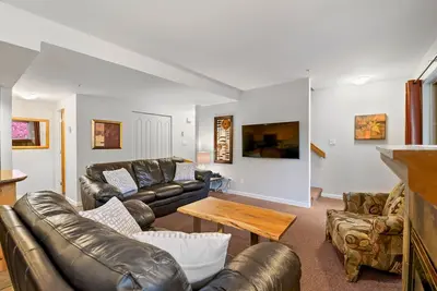 Image de Spacious Floor Plan & Family Townhome | Village Location | Common Hot Tub