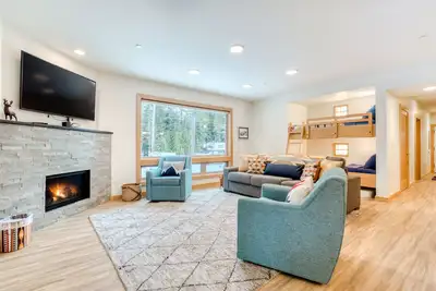 Image de Bright & modern dog-friendly getaway w/ private balcony, gas grill, & free WiFi