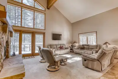 Image de Three-story lakefront home w/lake views, wood fireplace, high-speed WiFi, W/D