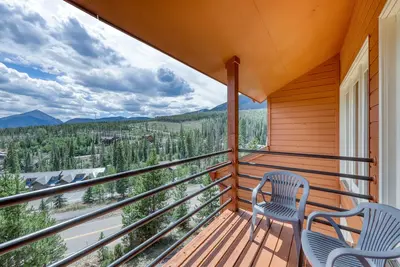 Image de Lofty condo with beautiful mountain & lake views plus wood fireplace