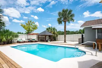 Image de The Oasis Retreat Jax w/ Heated Pool, Tikibar /Lounge area â›±