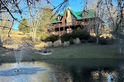 Image de Beautiful Log Cabin with Mountain Views, Private Pond & Dock - Winter Discounts