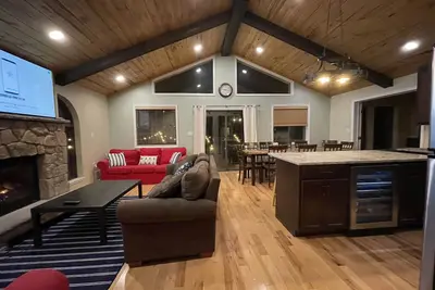 Image de Cozy 7 Bedroom Chalet with Beach Access ~ Lots Of Outdoor Entertainment!