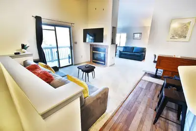 Image de Cozy Corner Unit Close to Everything, 2 Hot Tubs! Walk to Lake Trail, Dining