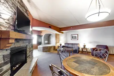 Image de 3rd-floor condo with elevator, jetted tub, full kitchen, & fireplace