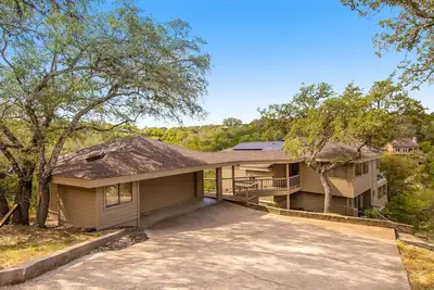 Image de Spacious, three-story lakefront home with deck, kitchen & pools - dog-friendly