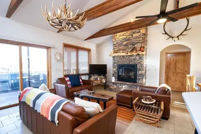 Image de 3 Bed/2 Bath with Rec Room, Hot Tub, Sauna and Outdoor Living!