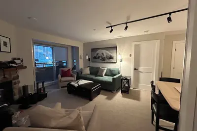 Image de 2 Bed 2 Bath plus sleeper sofa sleeps 6- Deer Lodge heart of the village stroll