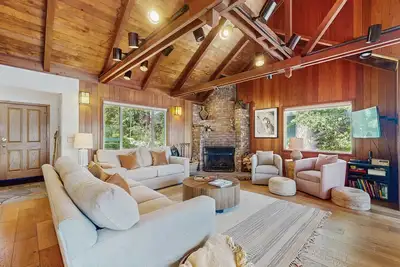 Image de Terrific lakefront gem with private hot tub, dock & beach - near skiing & town