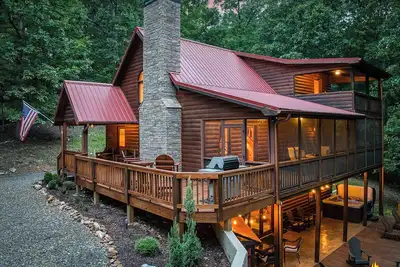 Image de Peaceful Cabin Retreat - Hot Tub - Gameroom