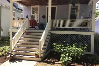 Image de Downtown Couples\/Family Retreat - Updated 1915 Craftsman Style Home w. Garage.