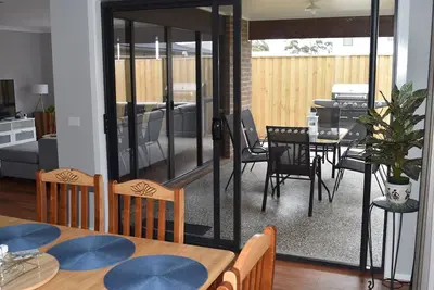 Image de Relaxing  holiday accommodation located, close to the beach, attractions & shops.