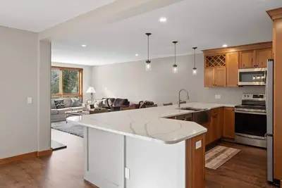 Image de Spacious 3 Level 3br+3Bath Townhouse w\/Fireplace
