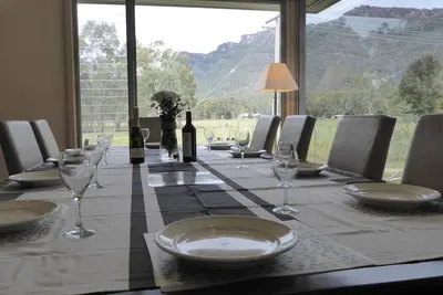 Image de Located on valley floor, amazing views, 300mm to shops, wildlife in abundance.