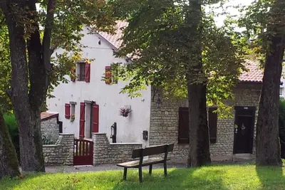 Image de Charmante maison historique avec jardin à Vadelaincourt - Charme, cheminée, et sérénité