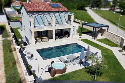 Villa Art Renata - Pool, Sauna & Jacuzzi on 700m2