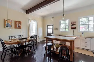 Image de Bright Bohemian Home w/ Parking + Deck Near Forsyth Park by Lucky Savannah