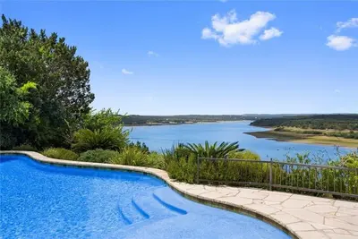 Image de 7 Beds • 6 Bath + 1\/2 Bath Luxury Lake House Estate