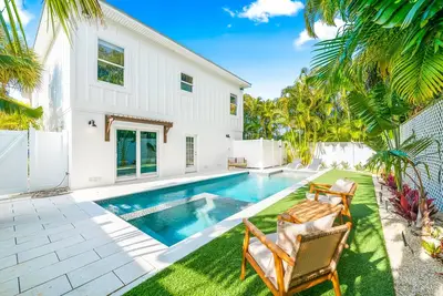 Image de Luxury Home with Pool, Spa, Rooftop, a block from the Beach - Paradise Bound