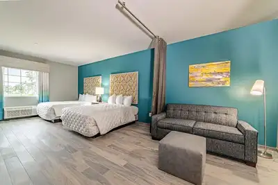 Image de Modern Queen Ada Hotel Suite