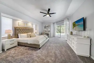 Heated Pool in Luxurious home, 3 minutes to beach
